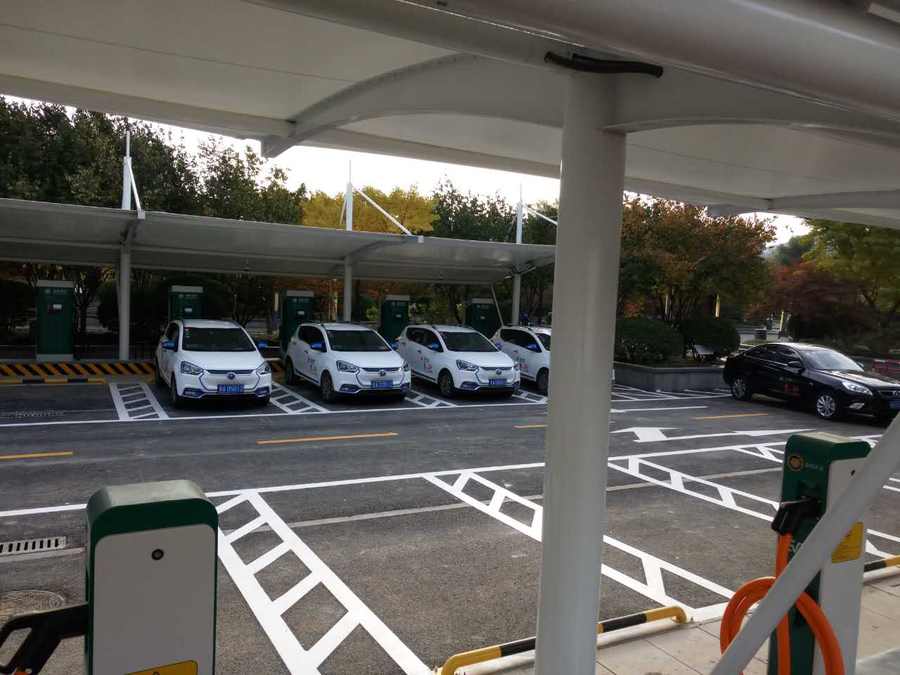 七字型的汽車停車棚，也是汽車蓬里，使用比較多的一款造型