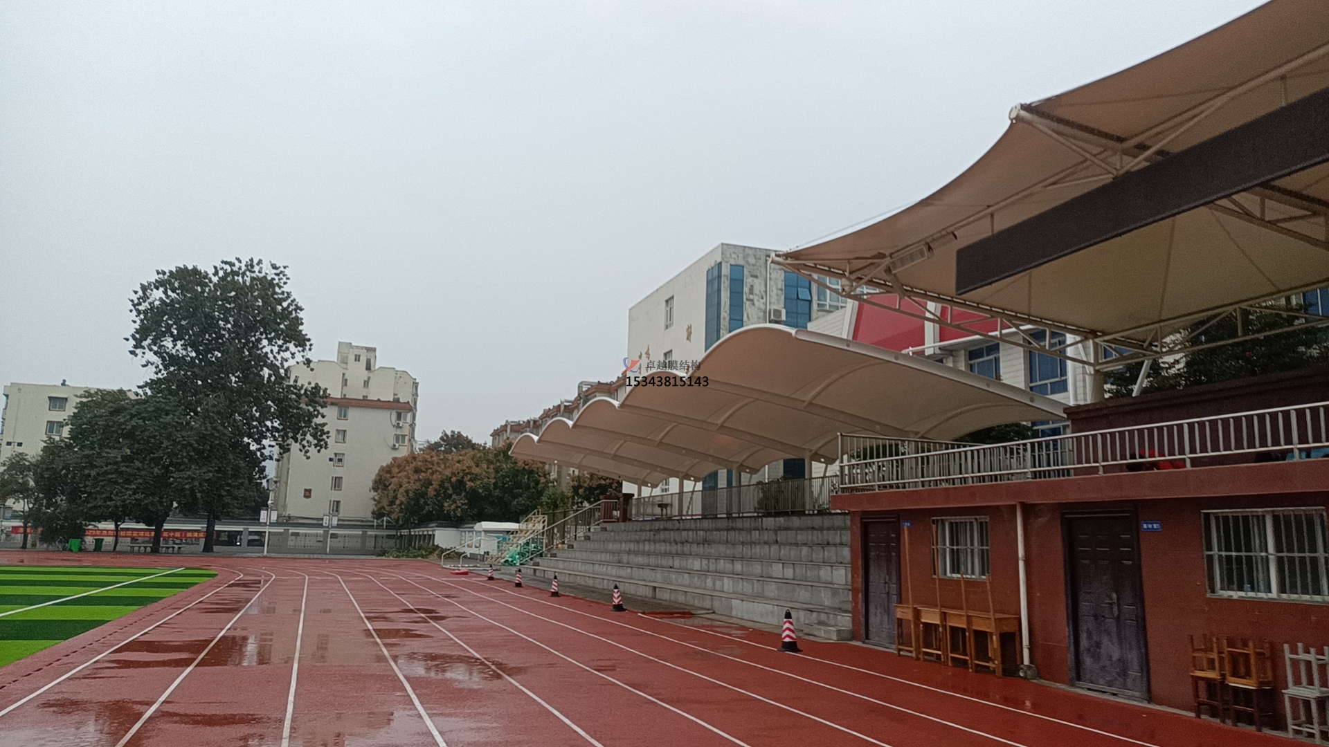 學(xué)校田徑場<font color='red'>膜結(jié)構(gòu)看臺</font>遮陽棚如何選擇材料？不同材料對其性能有何影響？