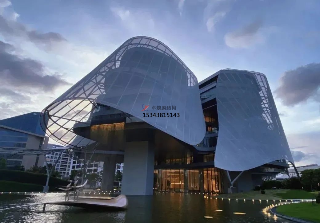 優(yōu)雅而懸浮，PTFE膜結(jié)構(gòu)外立面建筑